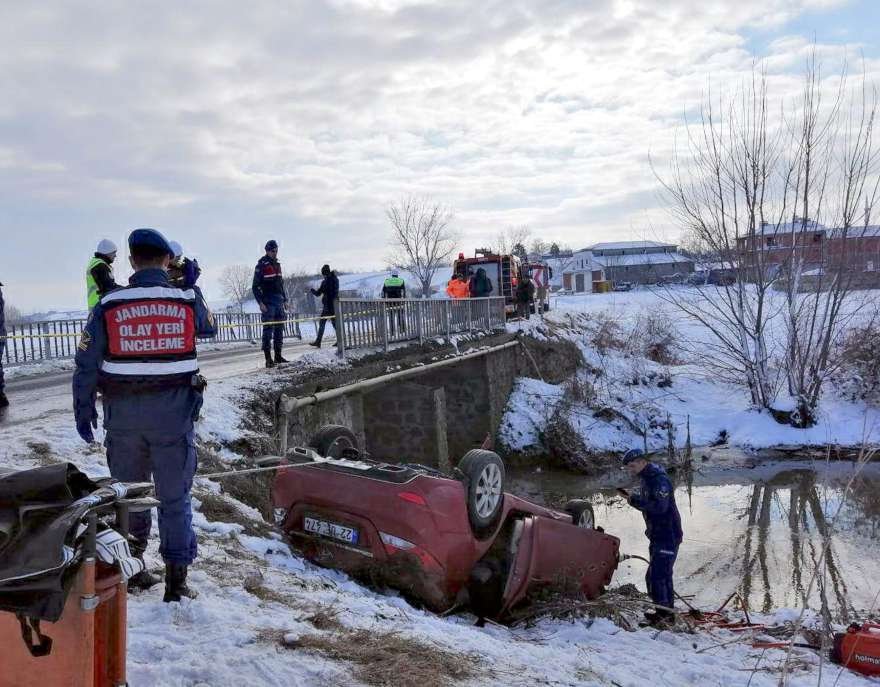 Olay yerine giden kurtarma ekipleri suya gömülen aracı çıkardı. foto DHA