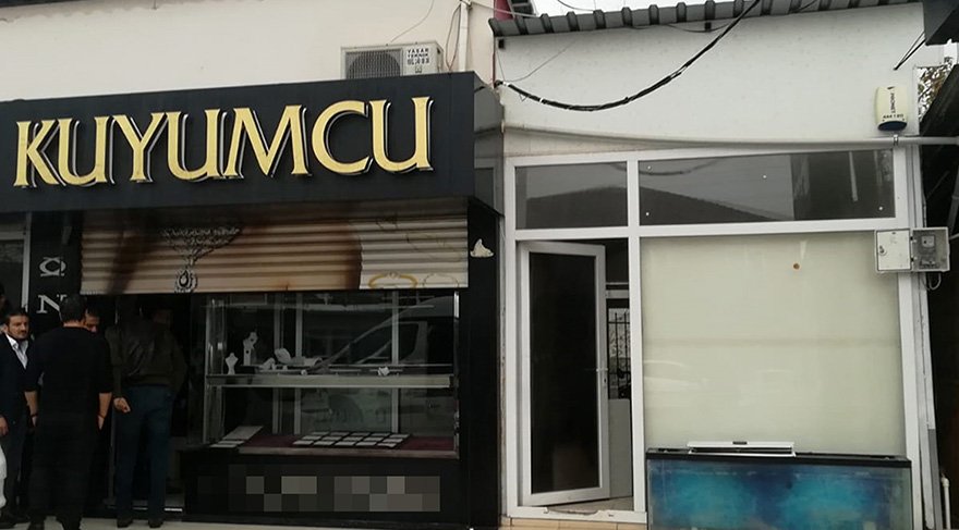 Duvarda açtıkları delik açıp kuyumcu soydular. Foto DHA