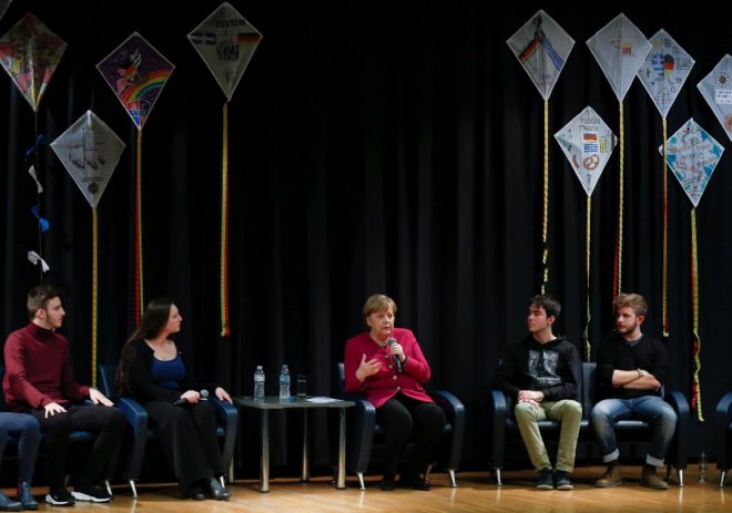 Merkel öğrencilerle bir araya gelerek sohbet etti. 