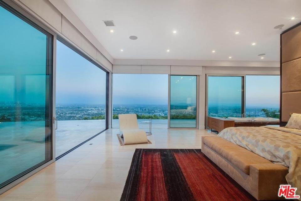 Bilzerian'ın evi Los Angeles şehir manzarasına sahip.