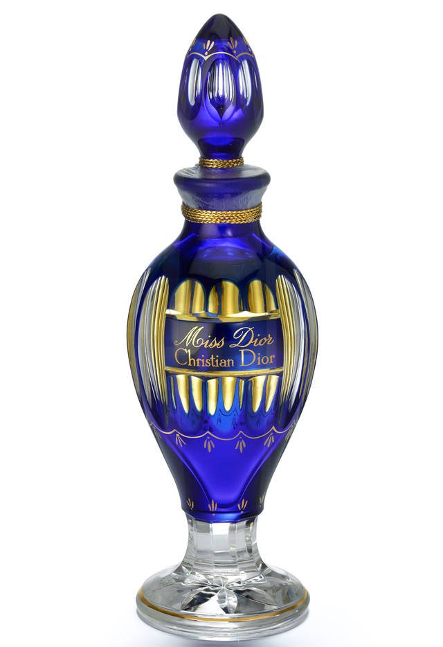 Dior'un kız kardeşi Catherine için yaratılan ilk koku Miss Dior’un 70 yıllık Baccarat kristalinden imal edilen ilk şişesi...