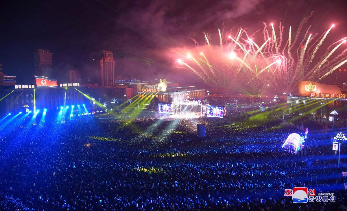 Kuzey Kore'nin başkenti Pyongyang'ta görkemli bir kutlama düzenlendi.