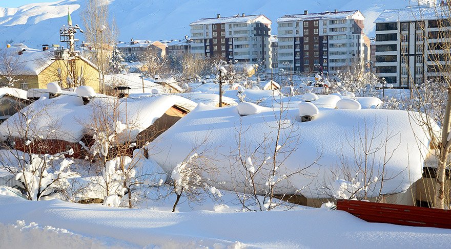 Bitlis'te yoğun yağış nedeniyle kent merkezindeki tek katlı ev ve araçlar adeta kara gömüldü. Yoğun yağıştan dolayı tek katlı evlerin kar altında kalması ilginç görüntü oluşturdu. FOTOĞRAFLAR:AA