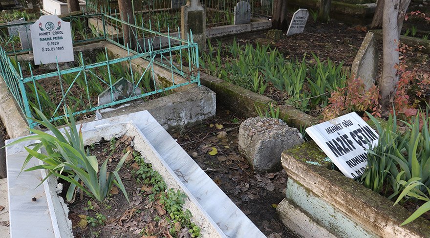 Adana'da bir mezarlıktaki çok sayıda mezar taşı kimliği belirsiz kişilerce kırıldı. İmamoğlu ilçesi Tuna Mahallesi'ndeki mezarlığı ziyaret edenler çok sayıda mezara ve çevresine zarar verildiğini gördü. FOTOĞRAFLAR:AA