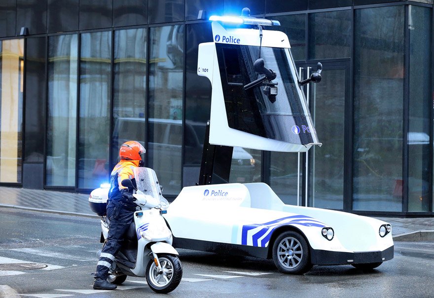 Belçika polisinin toplumsal olayları izlemek üzere kullanmaya başladığı araç dikkati çekti FOTO:AA