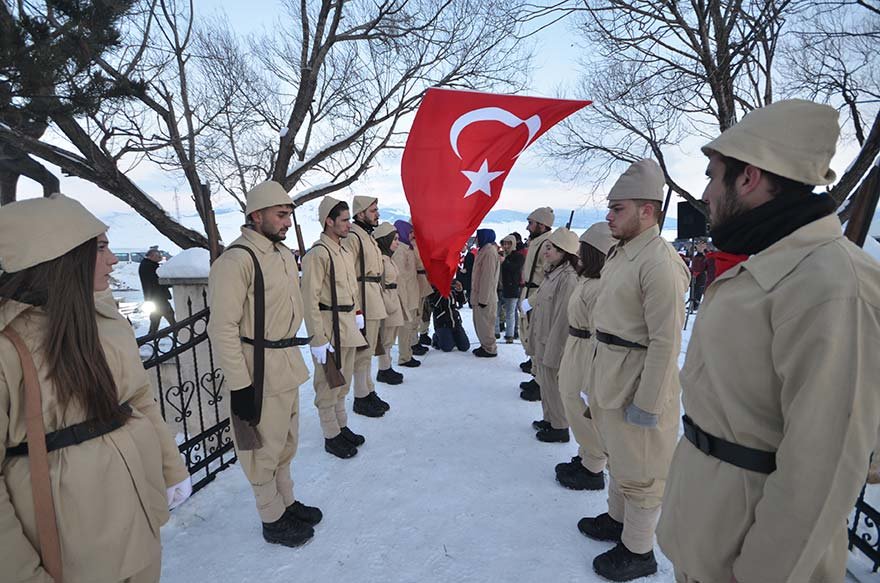 FOTO: AA- Askeri kıyafet giyen öğrenciler temsili olarak nöbet değişerek bayrak teslim aldı.