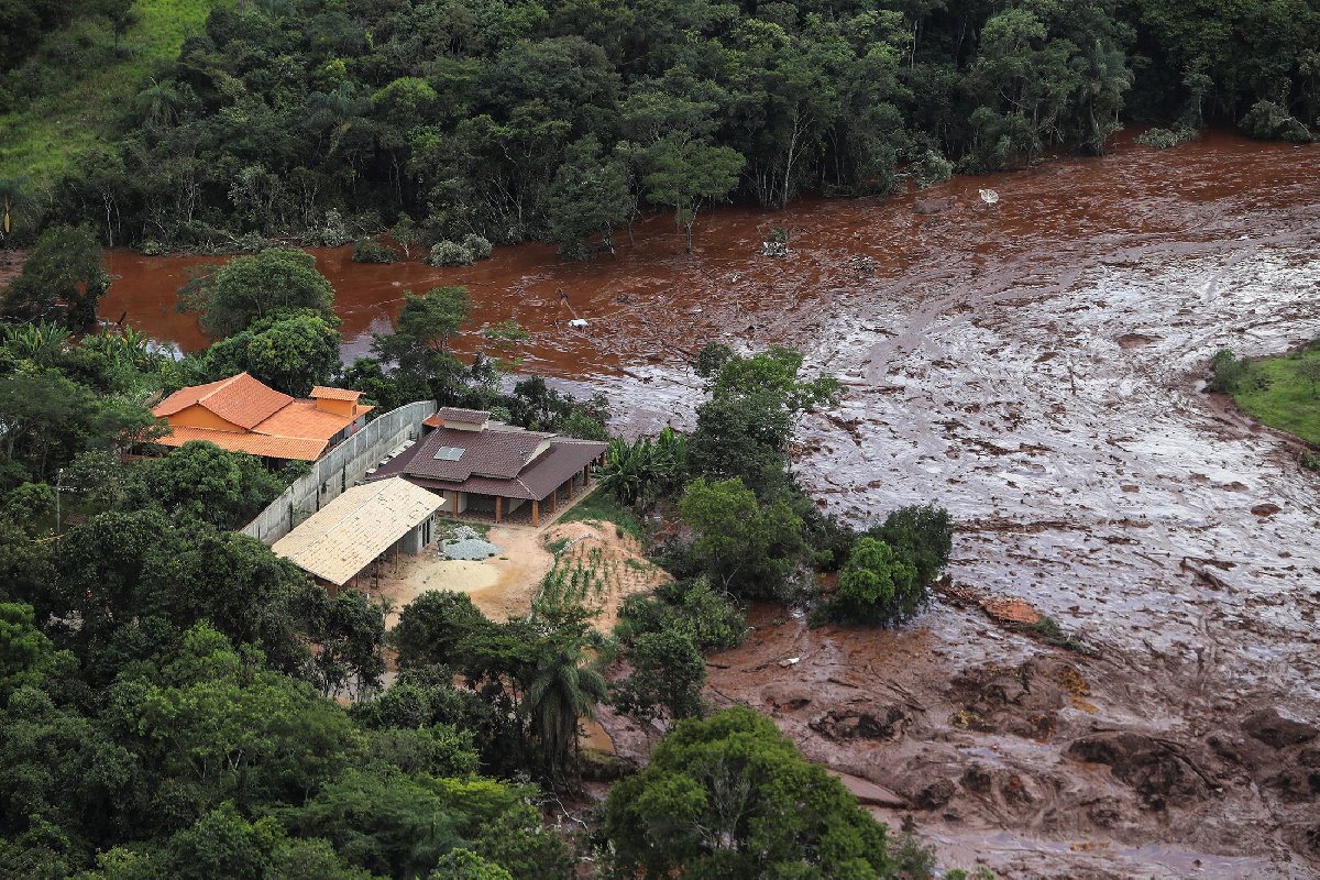 Barajın yıkılmasıyla birlikte yüzlerce ev de su ve çamurun altında kaldı.