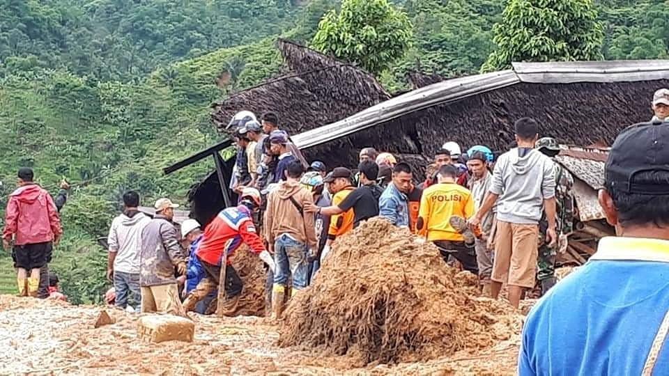 Endonezya'da yaşanan felaketin ardından arama kurtarma çalışmaları devam ediyor.