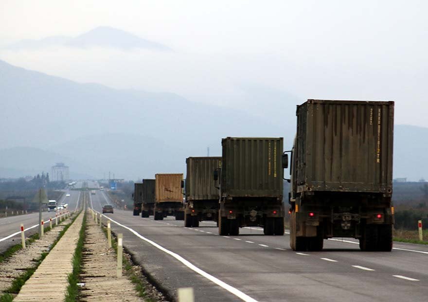 FOTO: AA- Suriye sınırındaki birliklere takviye amacıyla Hatay'a gönderilen mühimmat ile malzeme taşıyan askeri araçlardan oluşan konvoy, Gaziantep'e doğru hareket etti