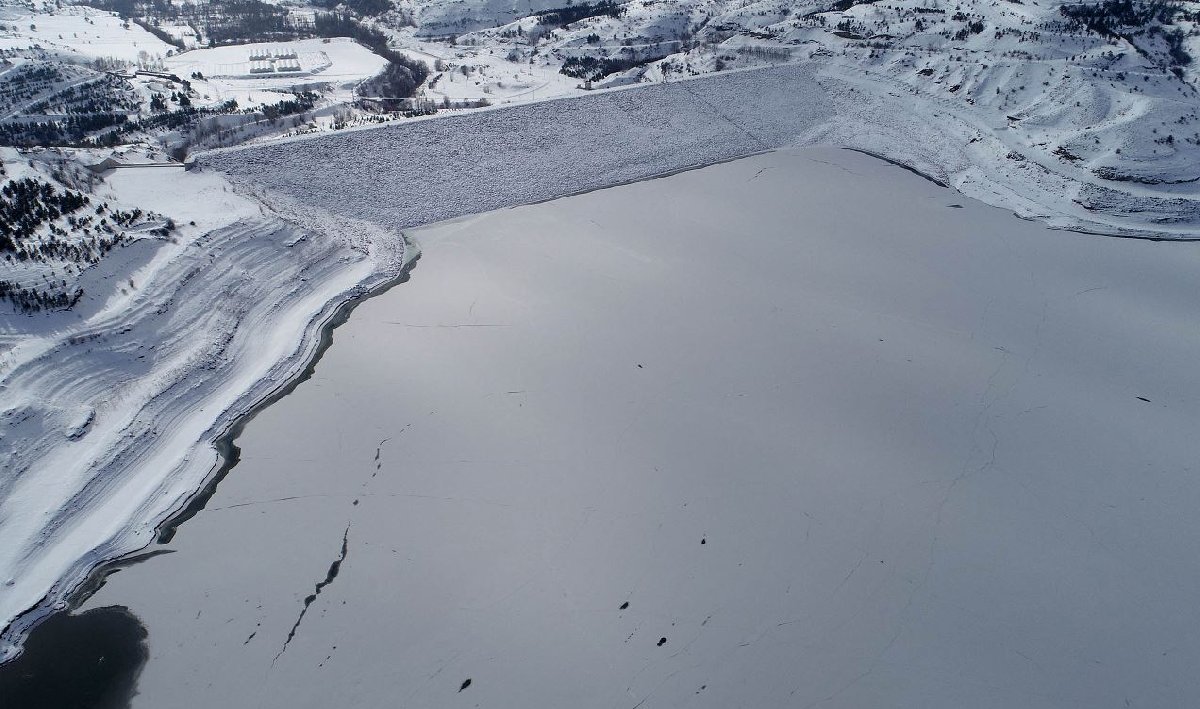 Sivas 4 Eylül Barajı'nın yüzeyi buzlarla kapandı.