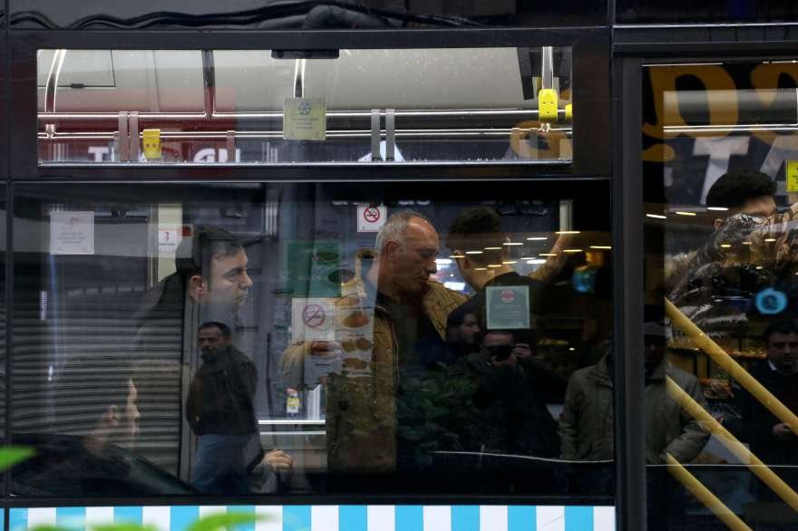 Olaya yerine gelen polis otobüsteki erkek yolcuların üzerini ararken kadın yolcular birlerini aradı. Foto: DHA
