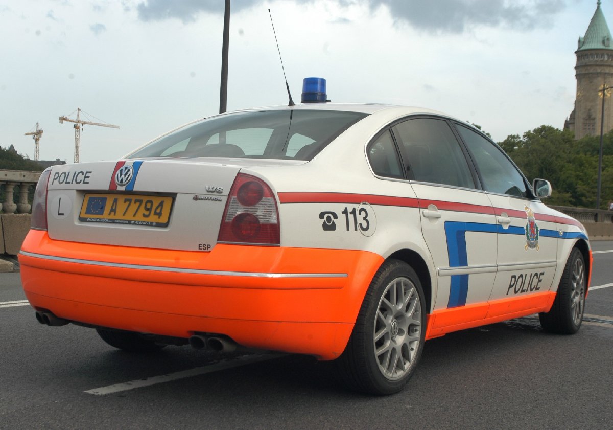 volkswagen-passat-w8-4motion-police-car