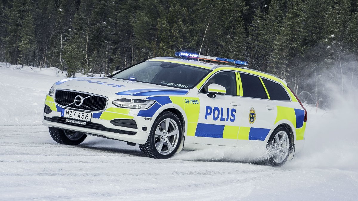 volvo-v90-cross-country-police-car