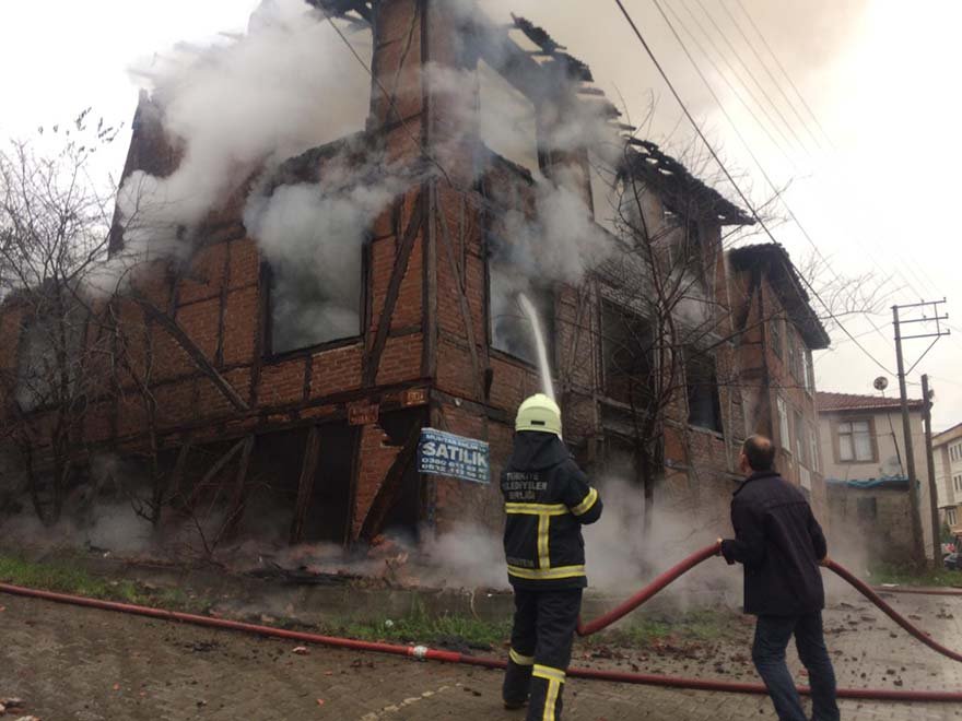 FOTO: AA- Düzce'nin Akçakoca ilçesinde tarihi mahallede bulunan 2 katlı tarihi konak tamamen yanarak kullanılmaz hale geldi