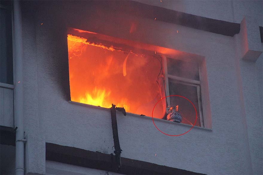 FOTO: İHA- BÜYÜK HASARA NEDEN OLAN YANGIN ESNASINDA BALKONDA BULUNAN PİKNİK TÜPÜ DE ALEV ALEV YANDI.