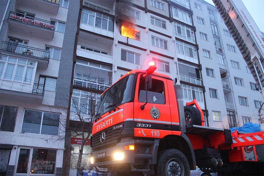 FOTO: İHA - ESKİŞEHİR'DE BİR APARTMANIN DÖRDÜNCÜ KATINDA ÇIKAN YANGIN PANİĞE NEDEN OLDU