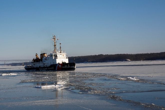 New York'ta Hudson Nehri'ndeki buzları kırmak için ekipler çalışıyor. 