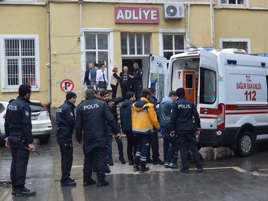 FOTO: iHA -ADIYAMAN'IN BESNİ İLÇE ADLİYESİNE GELEN 2 KARDEŞ YANLARINDA GETİRDİKLERİ TAHRALAR İLE POLİSLERE SALDIRDI. POLİSE SALDIRAN İKİ KARDEŞ GÖZALTINA ALINDI.