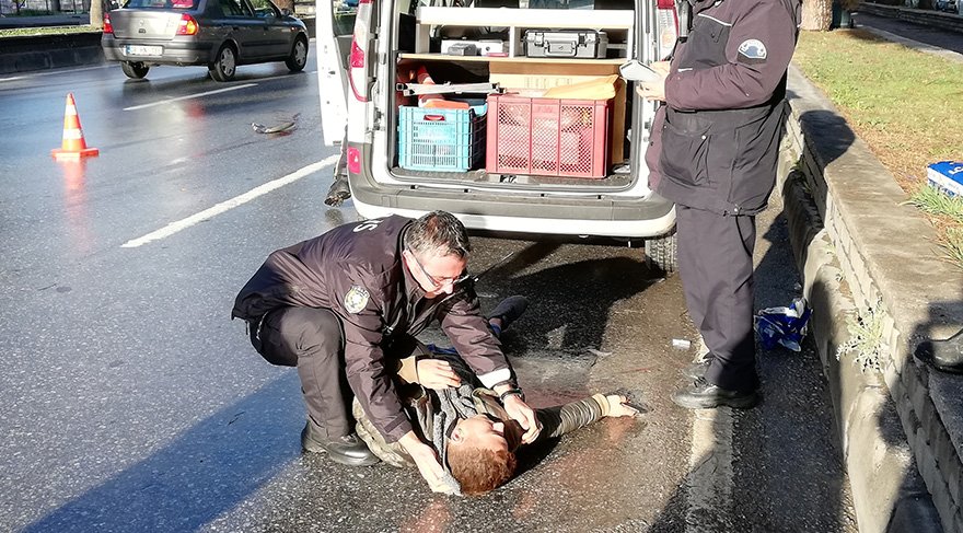 Kazaya karışan ticari aracın 19 yaşındaki sürücüsü, yaşadığı şok ve üzüntü nedeniyle bayıldı. Foto: İHA