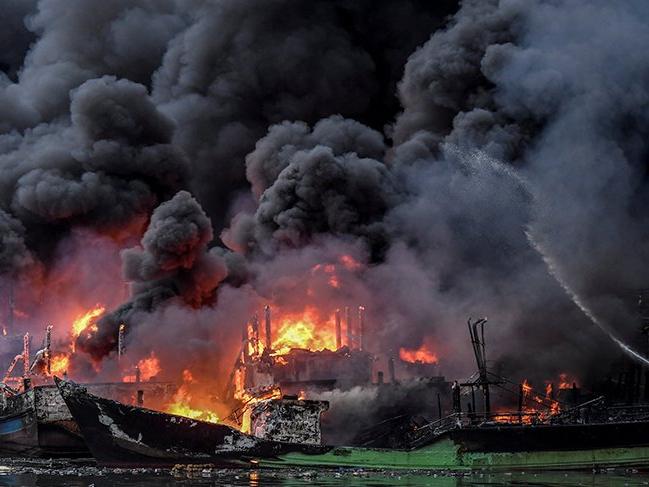 Endonezya'da 18 gemi aynı anda yandı