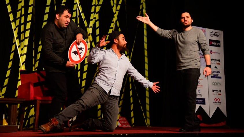 Seyircilere emniyet kemeri taktırdı