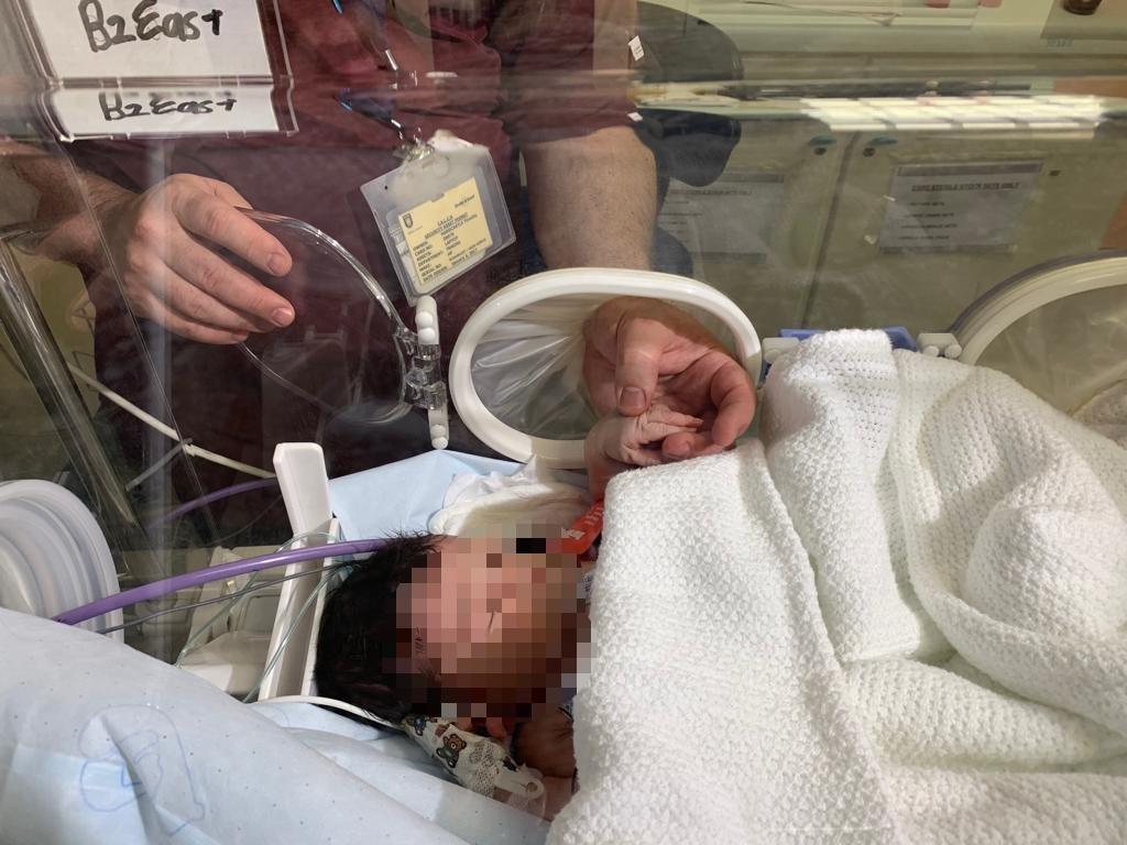 Kanalizasyon kuyusundan bebek çıktı: 3 saat kazdılar