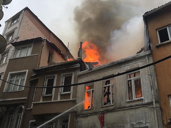 Beyoğlu'nda bitişik üç binanın çatısı alev alev yandı!