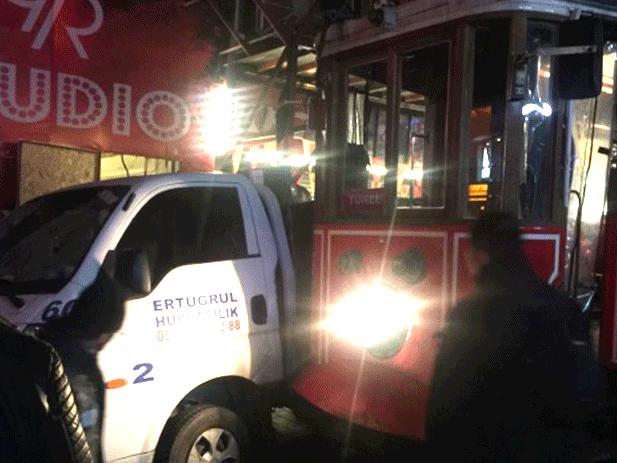 İstanbul İstiklal Caddesi'nde nostaljik tramvay kaza yaptı
