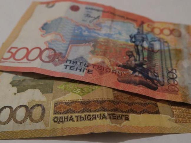 Kazaklar banknotları sadece ana dillerinde basacak
