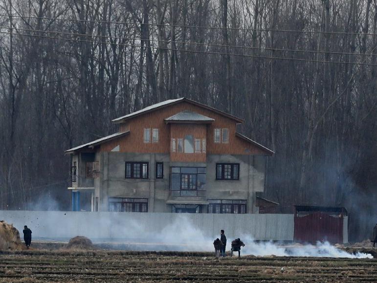 Keşmir'de silahlı çatışma: Ölü ve yaralılar var