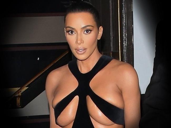 Kim Kardashian seksi Mugler elbisesiyle sosyal medyanın diline düştü