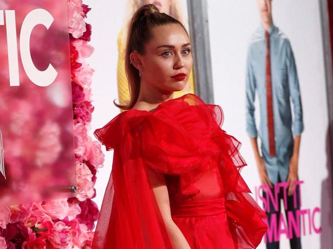 Miley Cyrus, Liam Hemsworth adına Isn't it Romantic filminin galasında katıldı