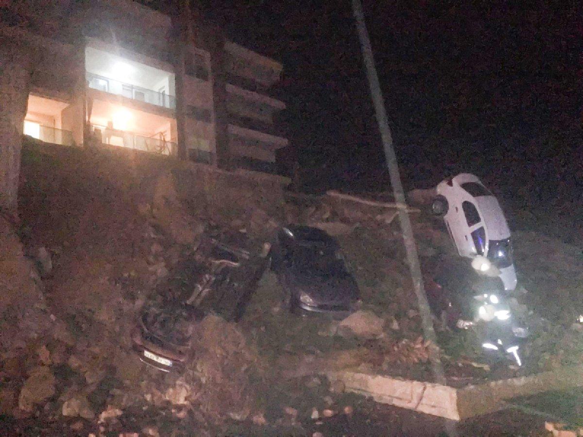 Milas'ta istinat duvarı çöktü, 6 araç altında kaldı