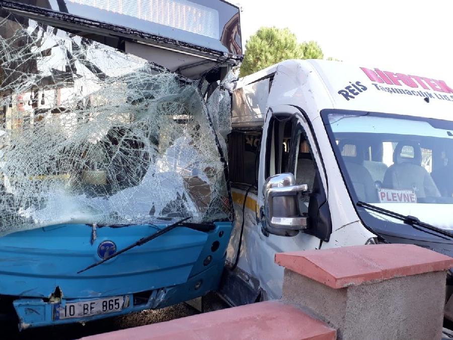 Öğrenci servisi ile halk otobüsü çarpıştı: 19 yaralı