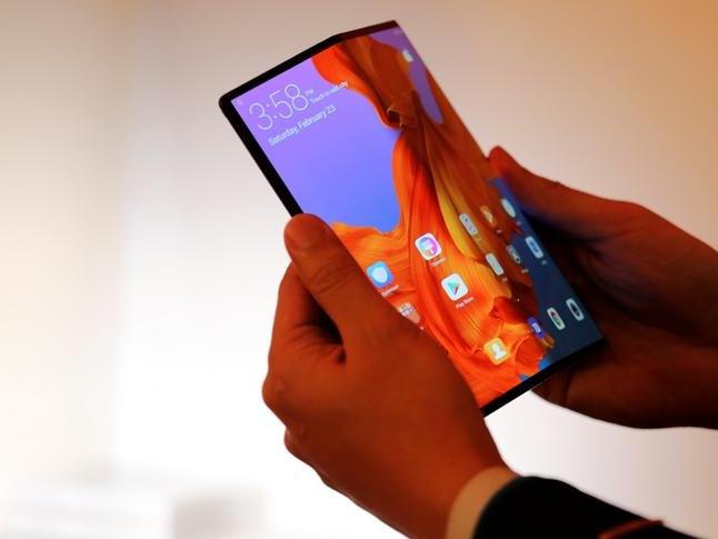 Huawei, katlanabilir akıllı telefonu Mate X'i tanıttı
