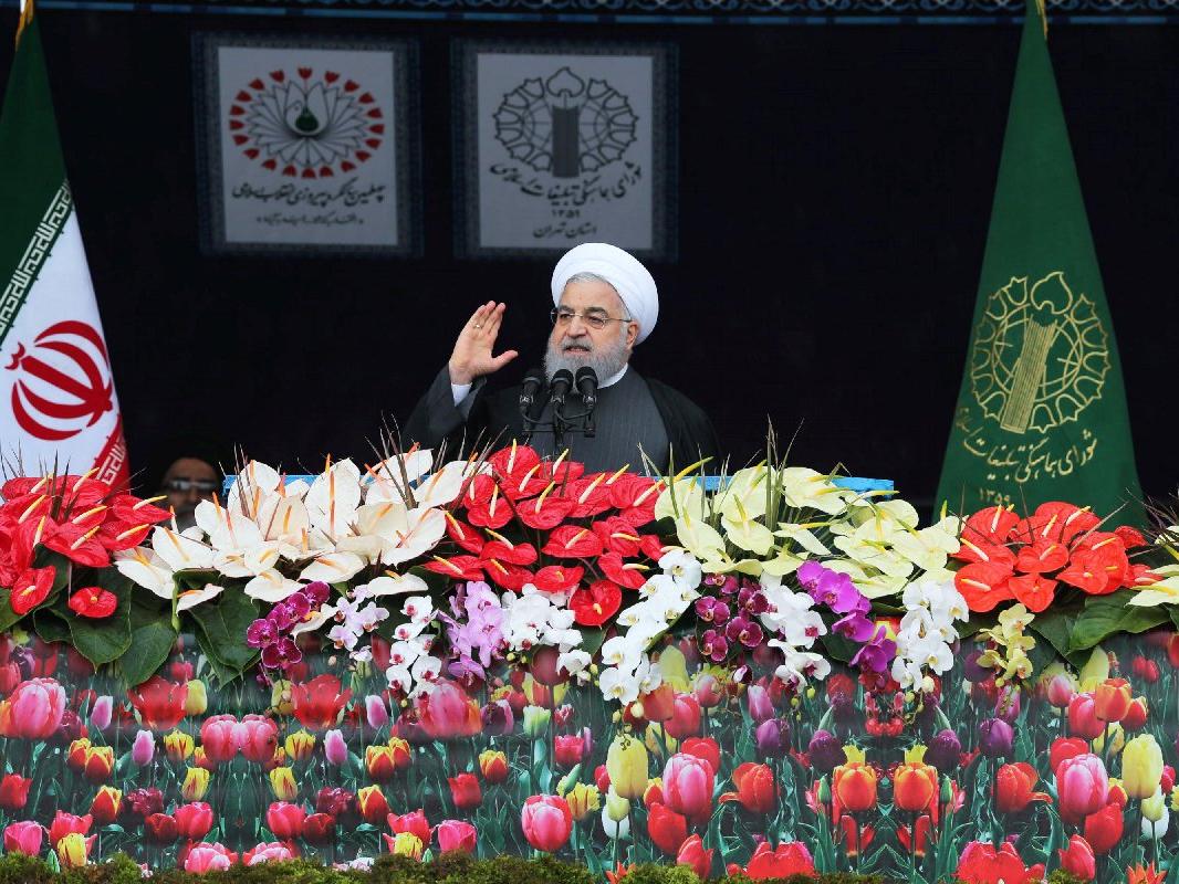 Ruhani'den 40. yıl kutlamalarında gözdağı: Kimseden izin almayacağız