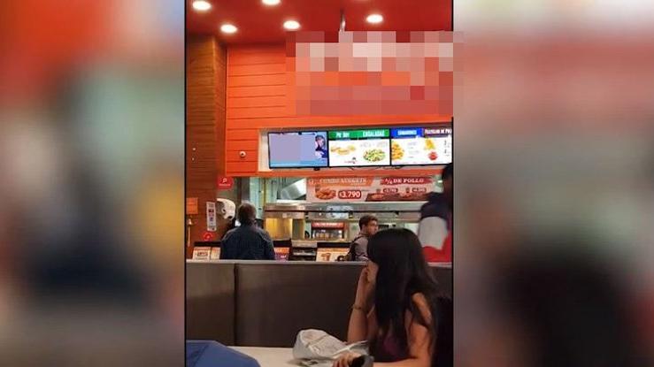 Fast food lokantasında rezalet: 25 dakika boyunca cinsel içerikli film oynattılar