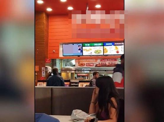 Fast food lokantasında rezalet: 25 dakika boyunca cinsel içerikli film oynattılar