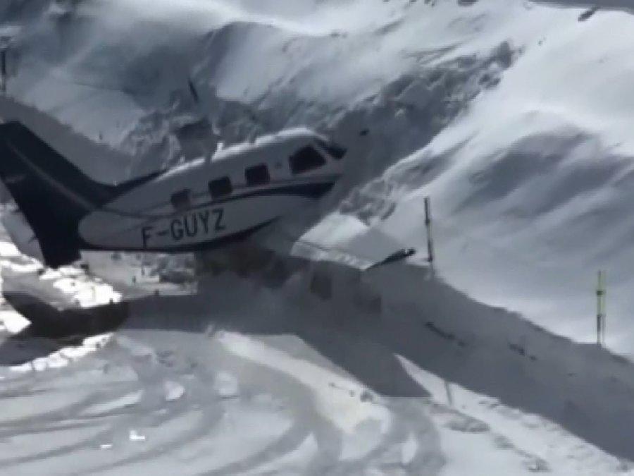 Yolcu uçağı pistten çıktı, kar yığınına daldı