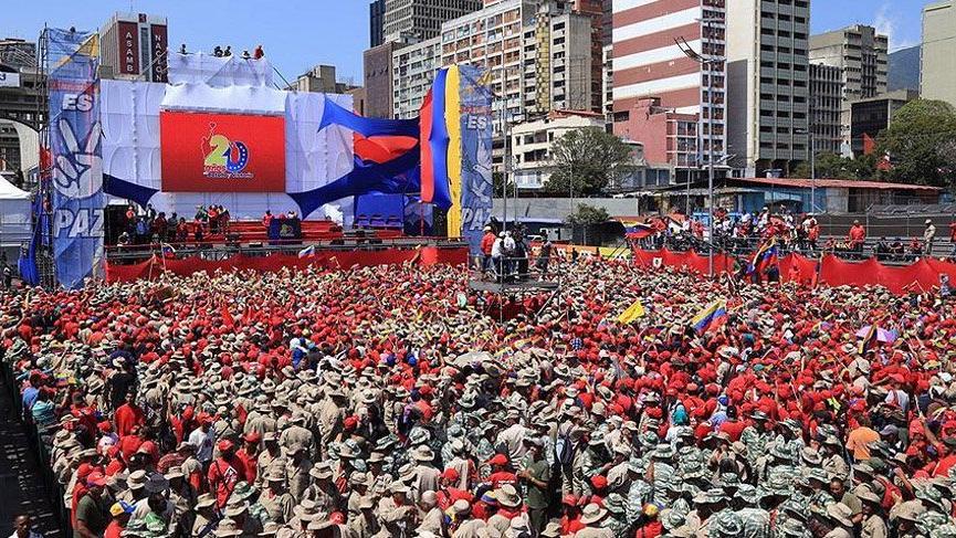 Venezuela'daki hükümet ve muhalefet yanlıları miting düzenledi