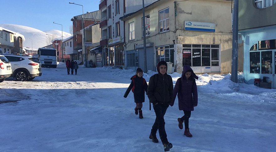 Kar ve sömestr tatili nedeniyle okula 35 gün ara veren Karlıova'lı öğrenciler bugün ders başı yaptı. Foto DHA