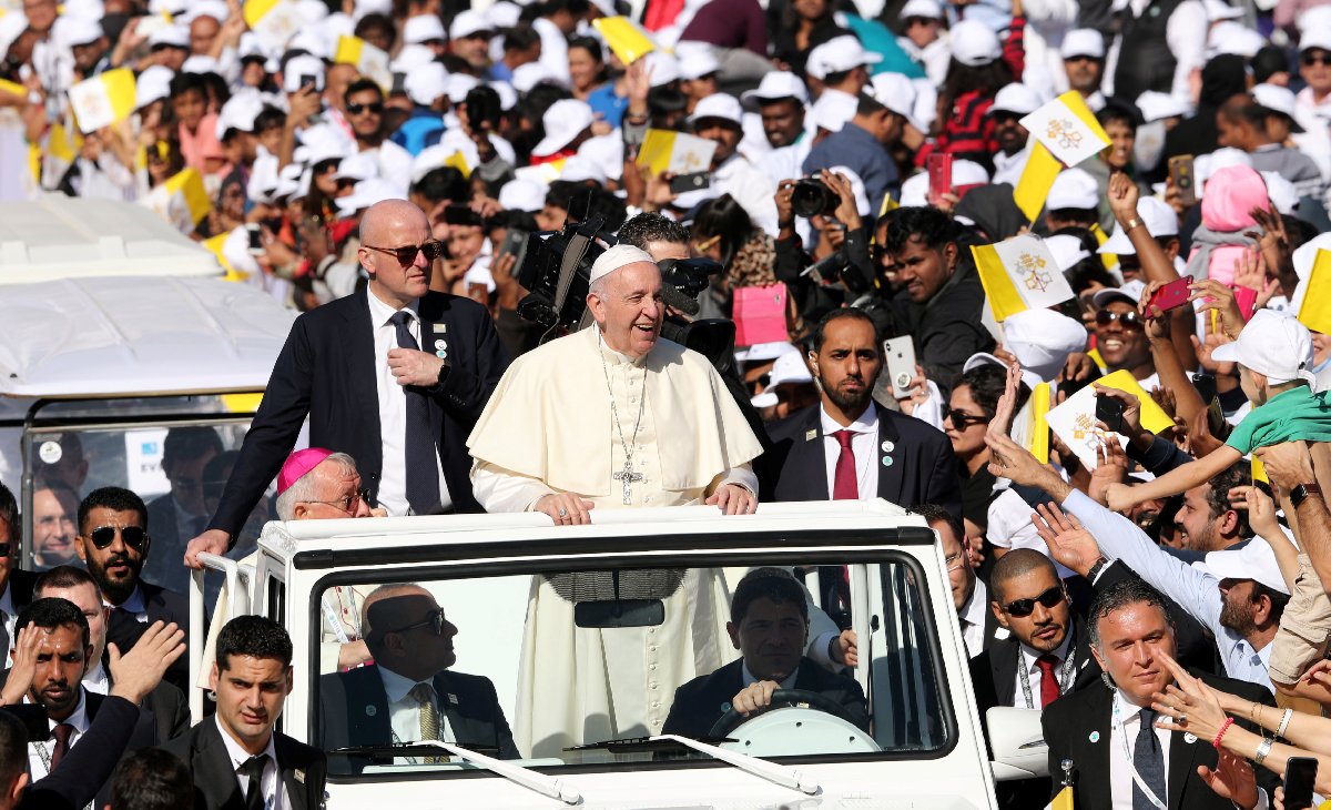 Papa'nın bölgedeki ilk vaazına geniş katılım oldu.