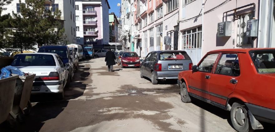 Düzensiz park nedeniyle ambulans görevlileri sedye ile olaya müdahale edemedi. DHA