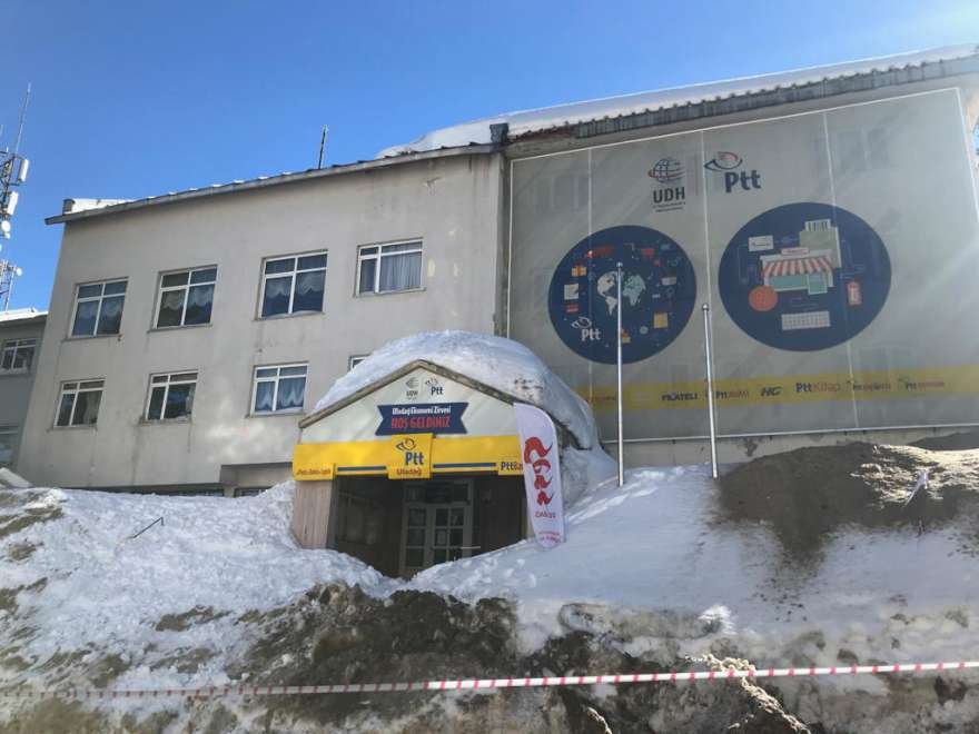 Vatandaşlar PTT binasının üzerinden düşen kar kütlesinin altında kaldı. Foto: AA