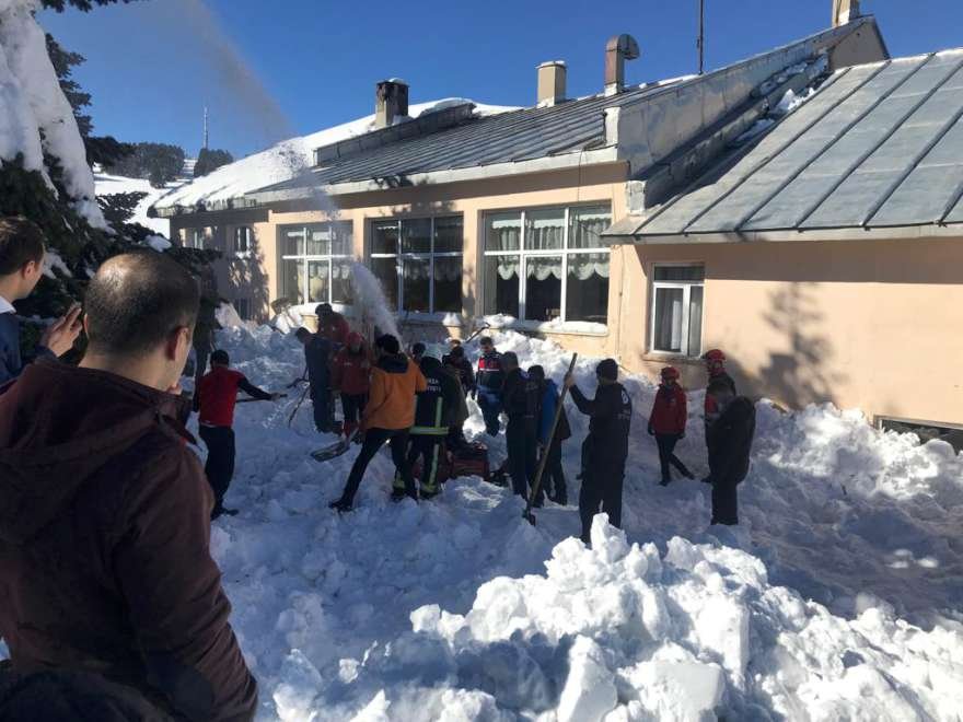 Kar altından kurtarılan 6 kişi hastaneye sevk edildi. Foto: AA