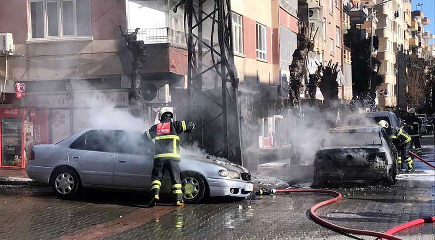 Yangında araçlar kullanılamz hale geldi. Foto: DHA