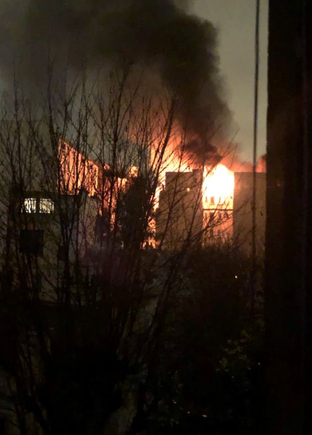 Sosyal medya kullanıcıları yangının bütün binayı sardığını Twitter'da paylaştıkları fotoğraflarla gözler önüne serdi.
