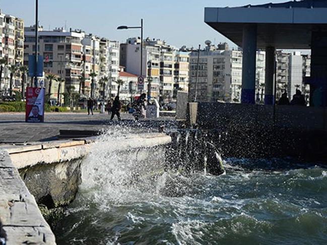 Şiddetli rüzgar İzmir'i etkisi altına aldı