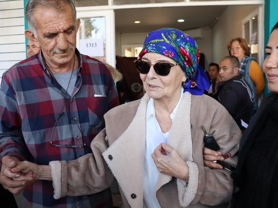 Fatma Girik hasta yatağından kalkıp oy kullandı