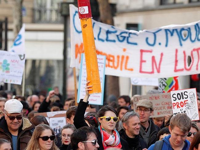 Fransa'da öğretmenler eğitim yasa tasarılarını protesto etti